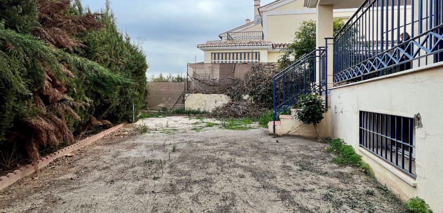Encanto Mediterráneo en Viña Málaga – Torre del Mar: Vivienda Adosada de 3 Plantas con Jardín y Parking Privado
