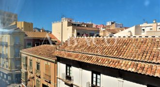 Piso Reformado en el Corazón de Málaga, Calle Álamos: Estilo y Confort en una Ubicación Privilegiada